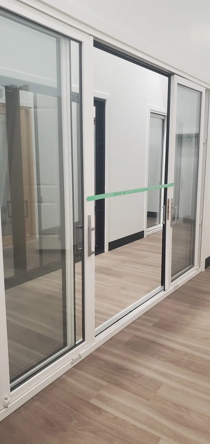 White patio slider display